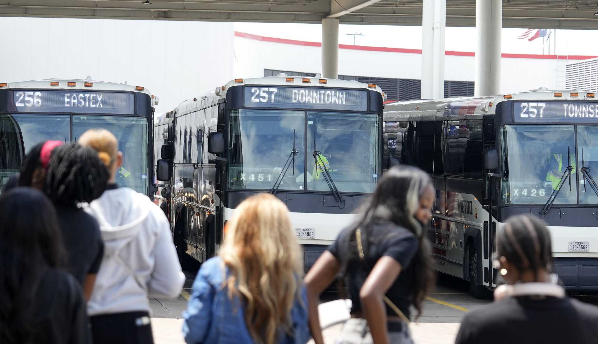 HISD pilots free METRO passes, draws at least 800 student sign-ups