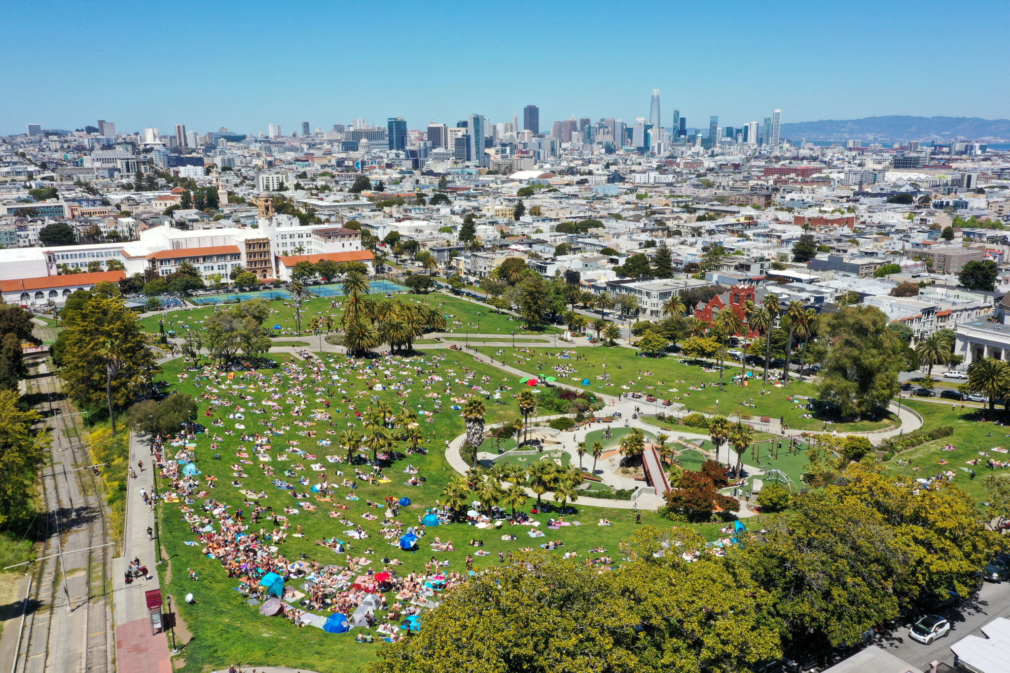 Indie star officiates 11 weddings at Bay Area show