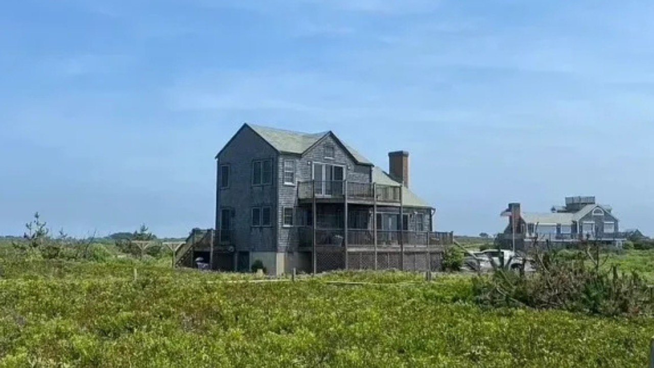 Nantucket Homes Are Listing for Millions Despite Beach Erosion Risk-5 Key Takeaways