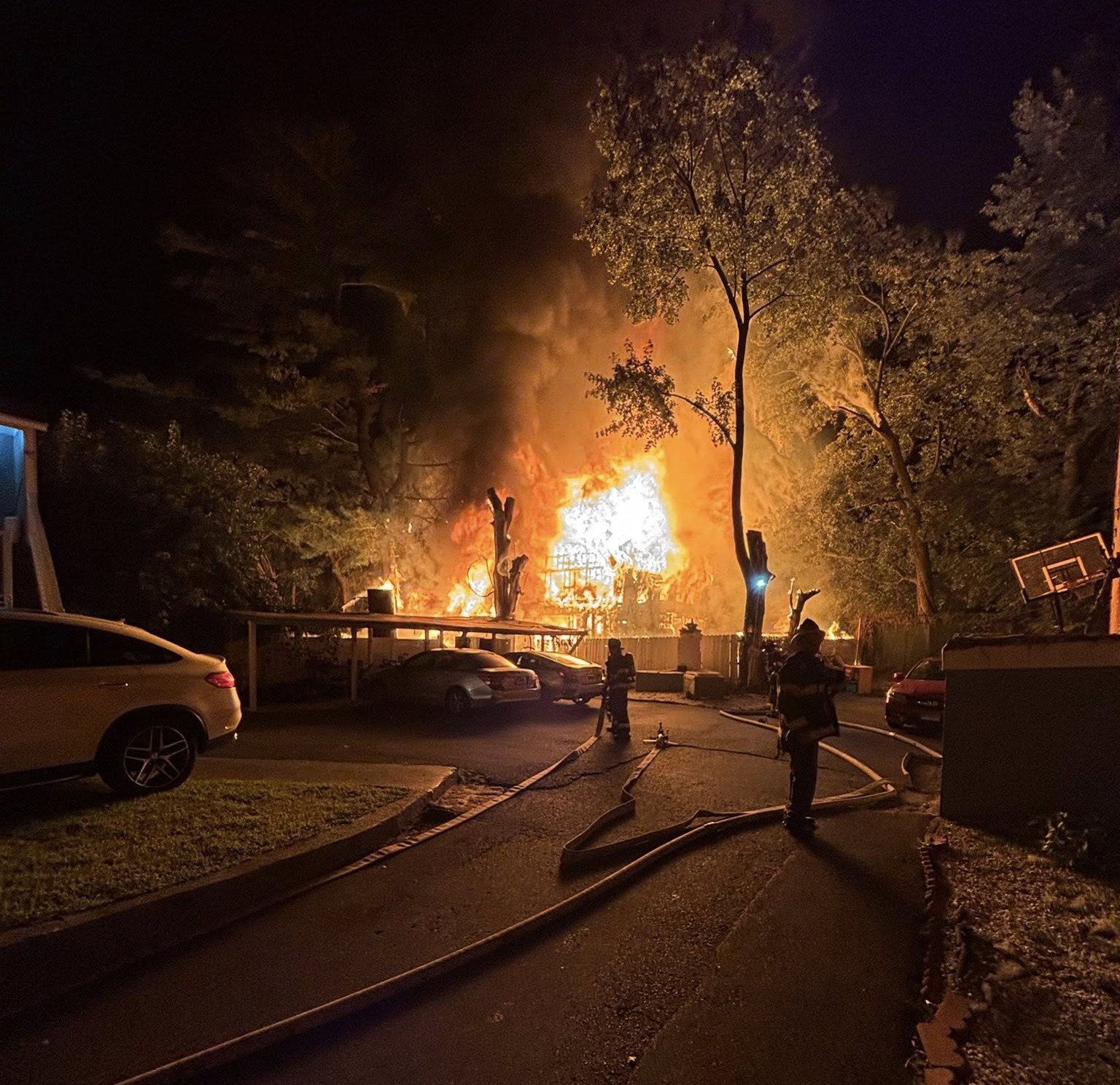 Hartford firefighters contain blaze at vacant Capen Street building