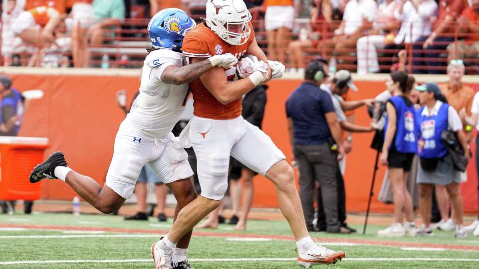 Texas Longhorns tight end Jack Endries (88) drags San José State linebacker Jordan Pollard (1) into the endzone during the game at Darrell K Royal–Texas Memorial Stadium on Saturday, Sept. 6, 2025.