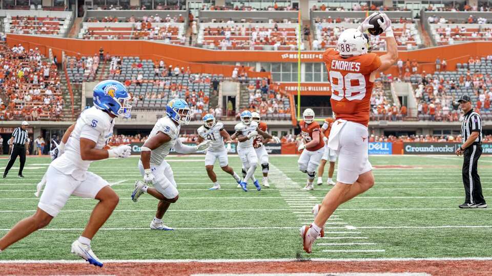 Texas Longhorns tight end Jack Endries (88) catches a pass for a touchdown during the game at Darrell K Royal–Texas Memorial Stadium on Saturday, Sept. 6, 2025.