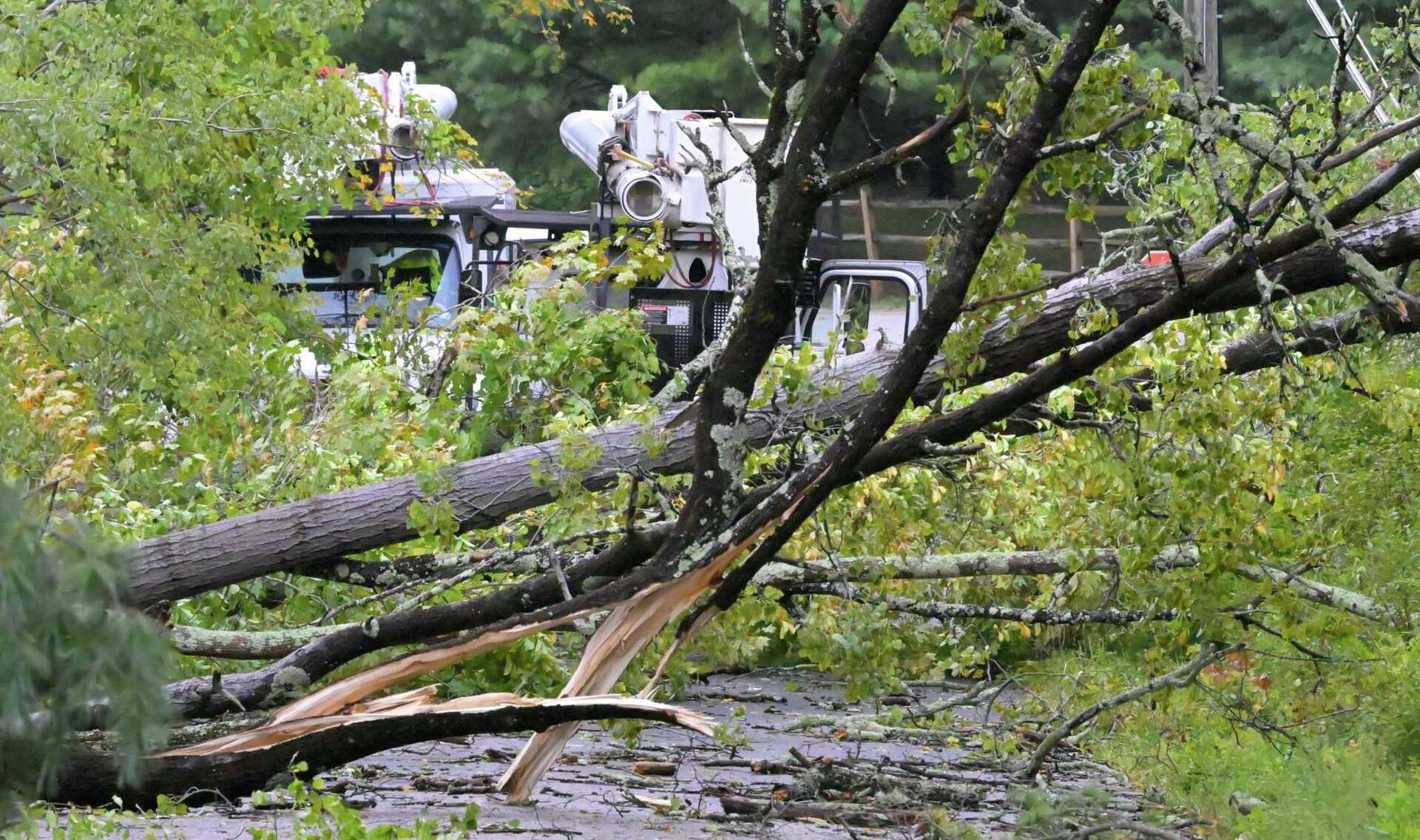 Connecticut power outages still in the hundreds one day after storms