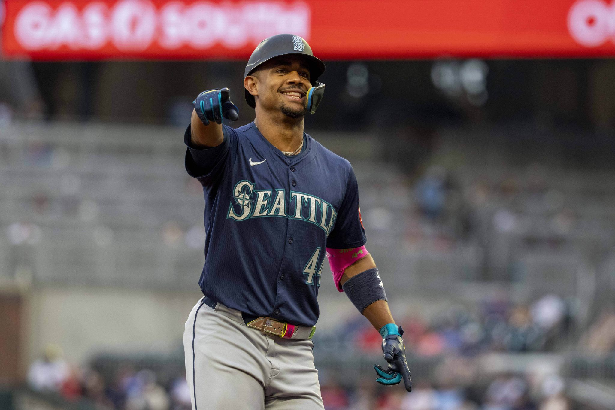 Mariners Crush Braves 10-2 with Rodríguez's Two Homers and Raleigh's Record-Tying 52nd Blast