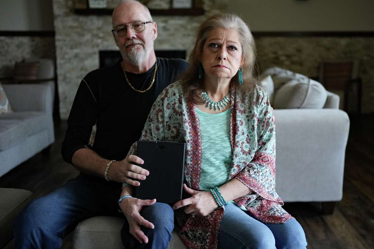 Jessie Mobley Sr and his wife, Renee, pick up the remains of his son, Jessie Mobley Jr at Ridgemont Memorials funeral home in Spring on Monday, Sept. 8, 2025. Jessie Mobley Jr., died after passing out and being taken ouf of a restaurant by employees, who thought he was homeless.