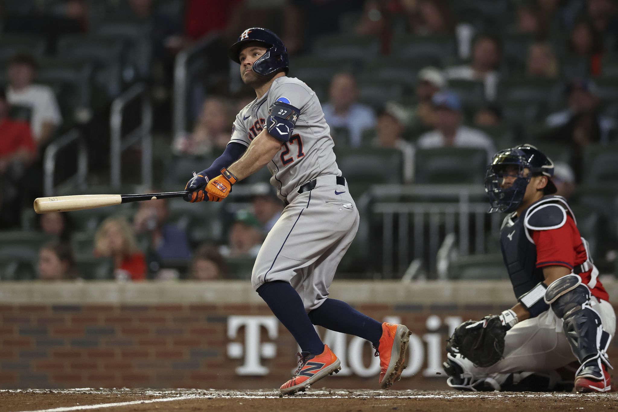 Houston Astros' Jose Altuve leaves game vs. Braves with foot issue