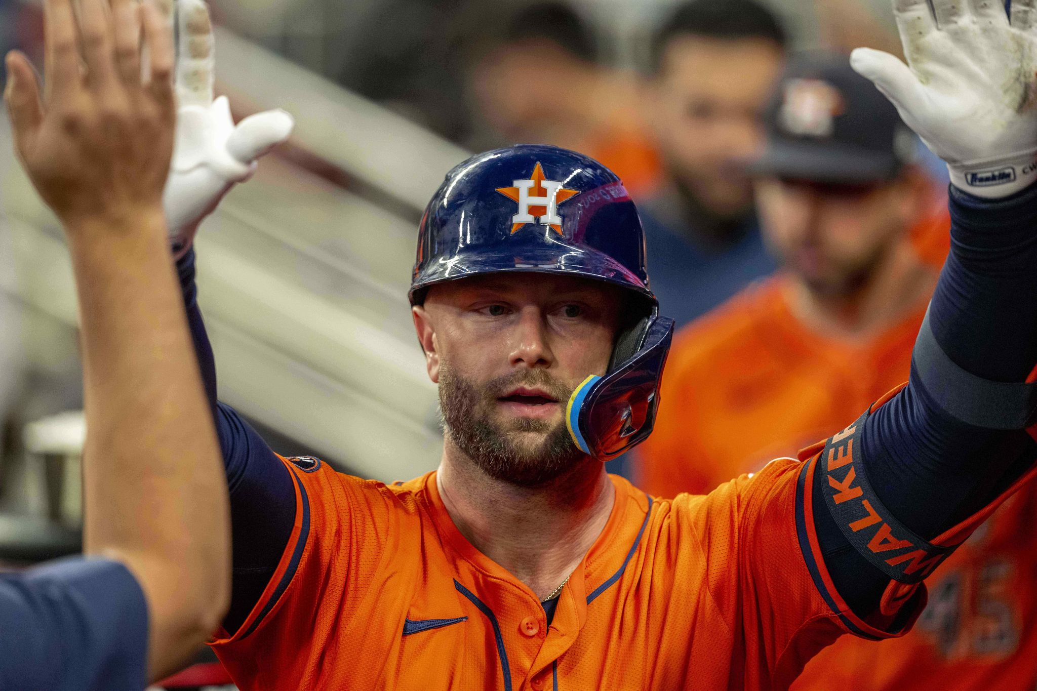 Houston Astros beat Atlanta Braves again, keep pace in AL West