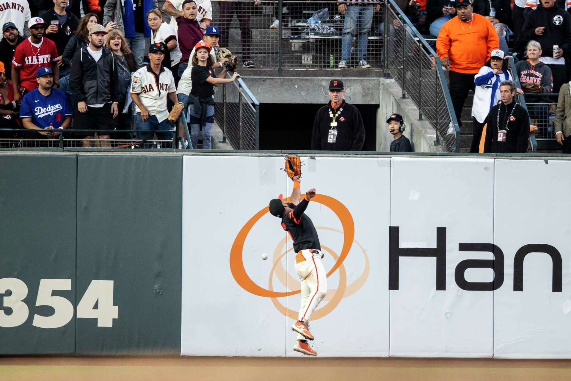 Giants lit up by Dodgers, miss chance to leap Mets for wild-card spot