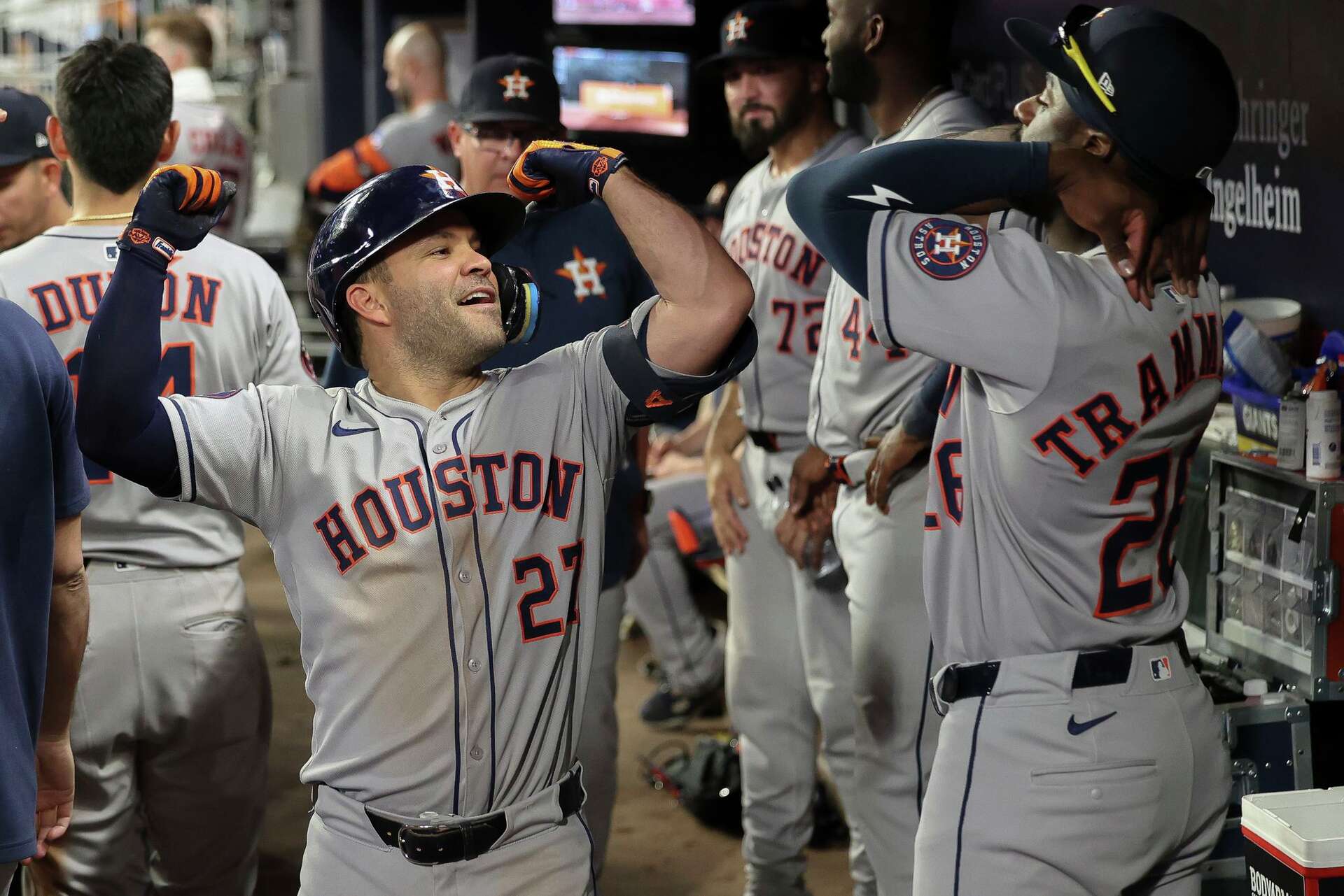 Astros receive injury scare as 9-time All-Star Jose Altuve leaves game with  right foot discomfort