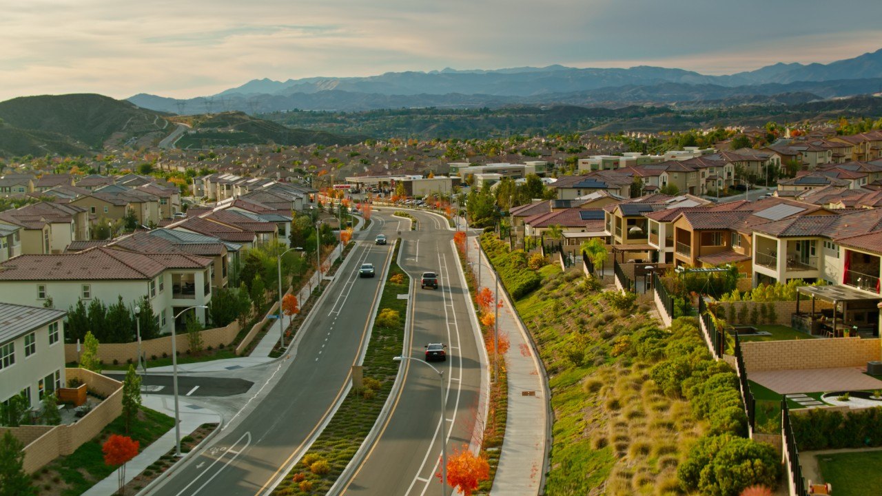 Alamo, CA Homeowners Can Expect a Cool and Dry Fall, Says The Old Farmer's Almanac