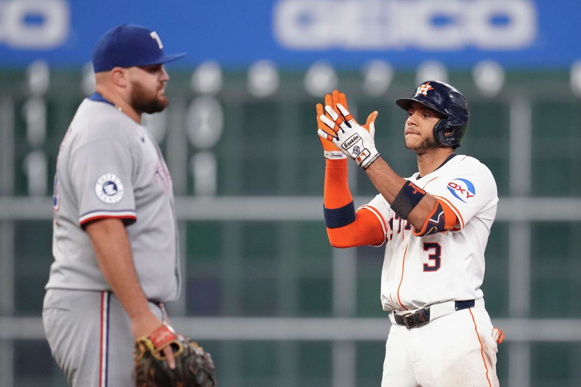 Astros sweep Rangers, move back into first place in AL West