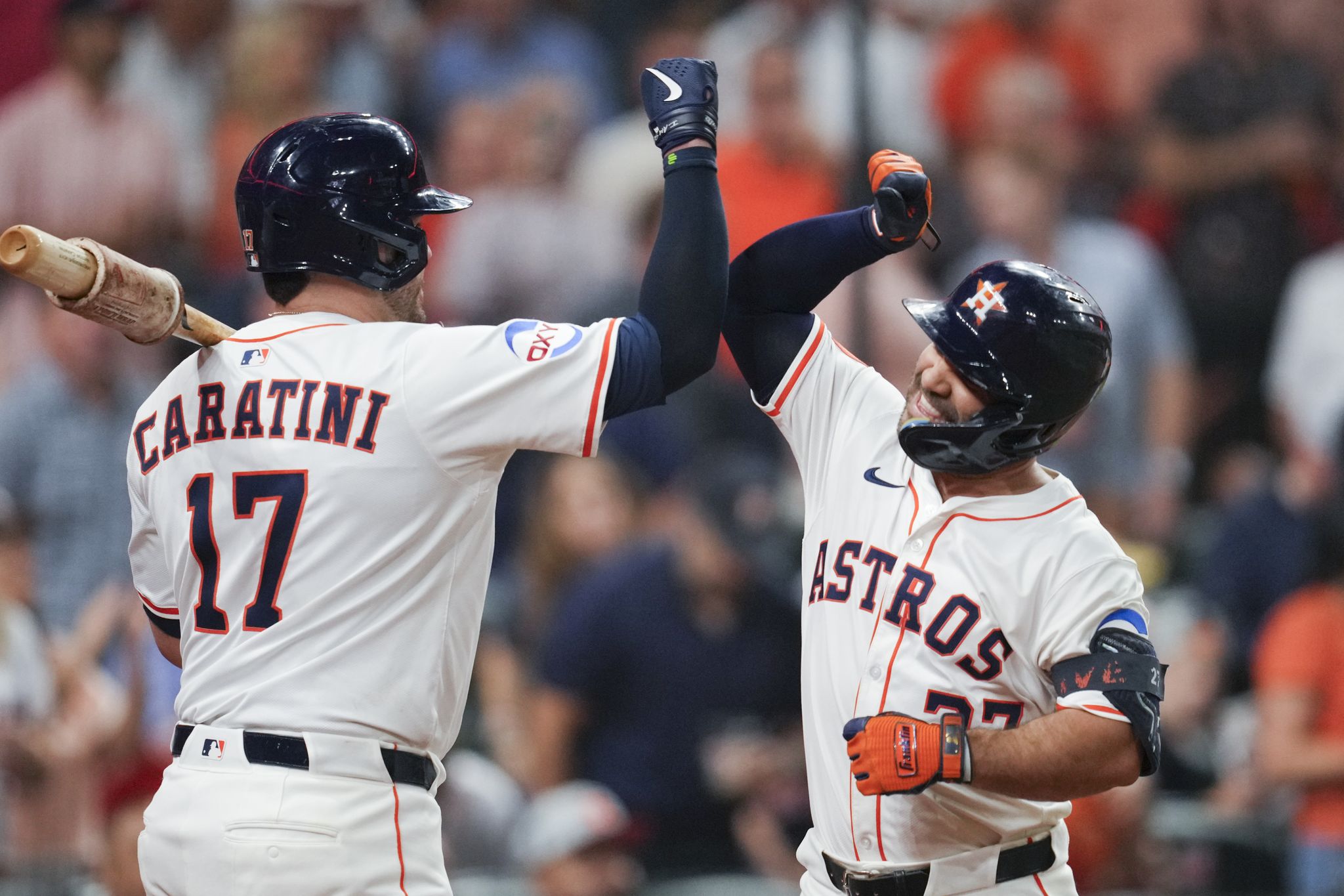 Astros sweep Rangers, move back into first place in AL West
