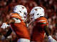 Le receveur des Texas Longhorns Ryan Wingo (1) célèbre un touché avec un coéquipier au troisième quart du match des Texas Longhorns contre les Sam Houston State Bearkats au Darrell K Royal–Texas Memorial Stadium à Austin, le 20 septembre 2025.