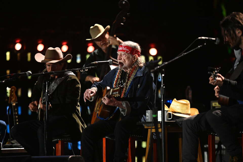 Willie Nelson, Mellencamp, Dylan headline Farm Aid 40 in Minneapolis
