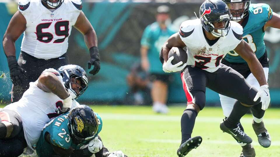 Houston Texans running back Nick Chubb (21) breaks away from Jacksonville Jaguars linebacker Foyesade Oluokun (23) during the first half of an NFL football game at Everbank Stadium in Jacksonville, Fla., Sunday, Sept. 21, 2025.
