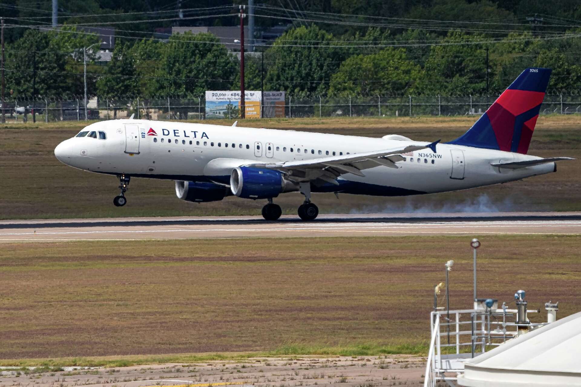 فرود هواپیمای دلتا ایرلاینز در فرودگاه آستین-برگستروم، دوشنبه ۲۲ سپتامبر ۲۰۲۵.