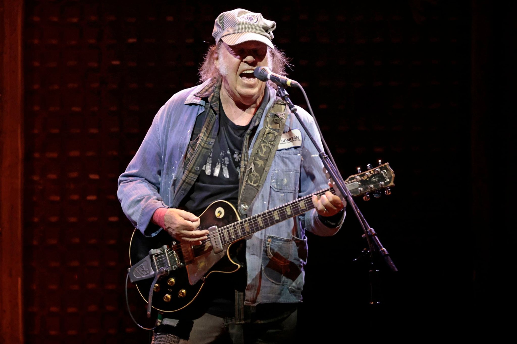 The Back Injury That Forced Neil Young to Write Heart of Gold Differently