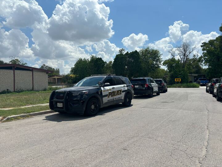 Man dies after found unresponsive in bathtub at San Antonio home