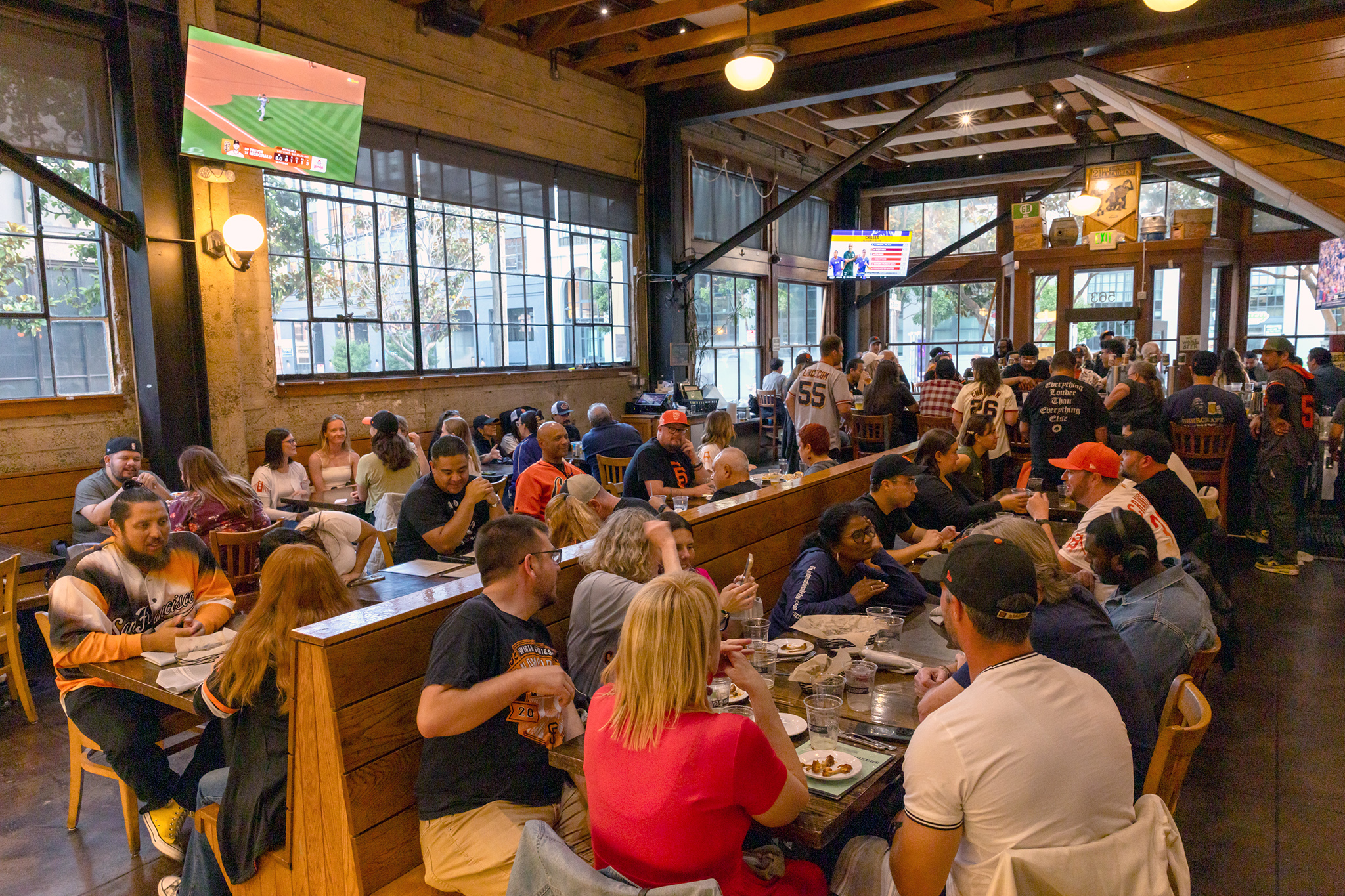 Last call for beloved SF bar near Oracle Park draws mourning SF Giants fans
