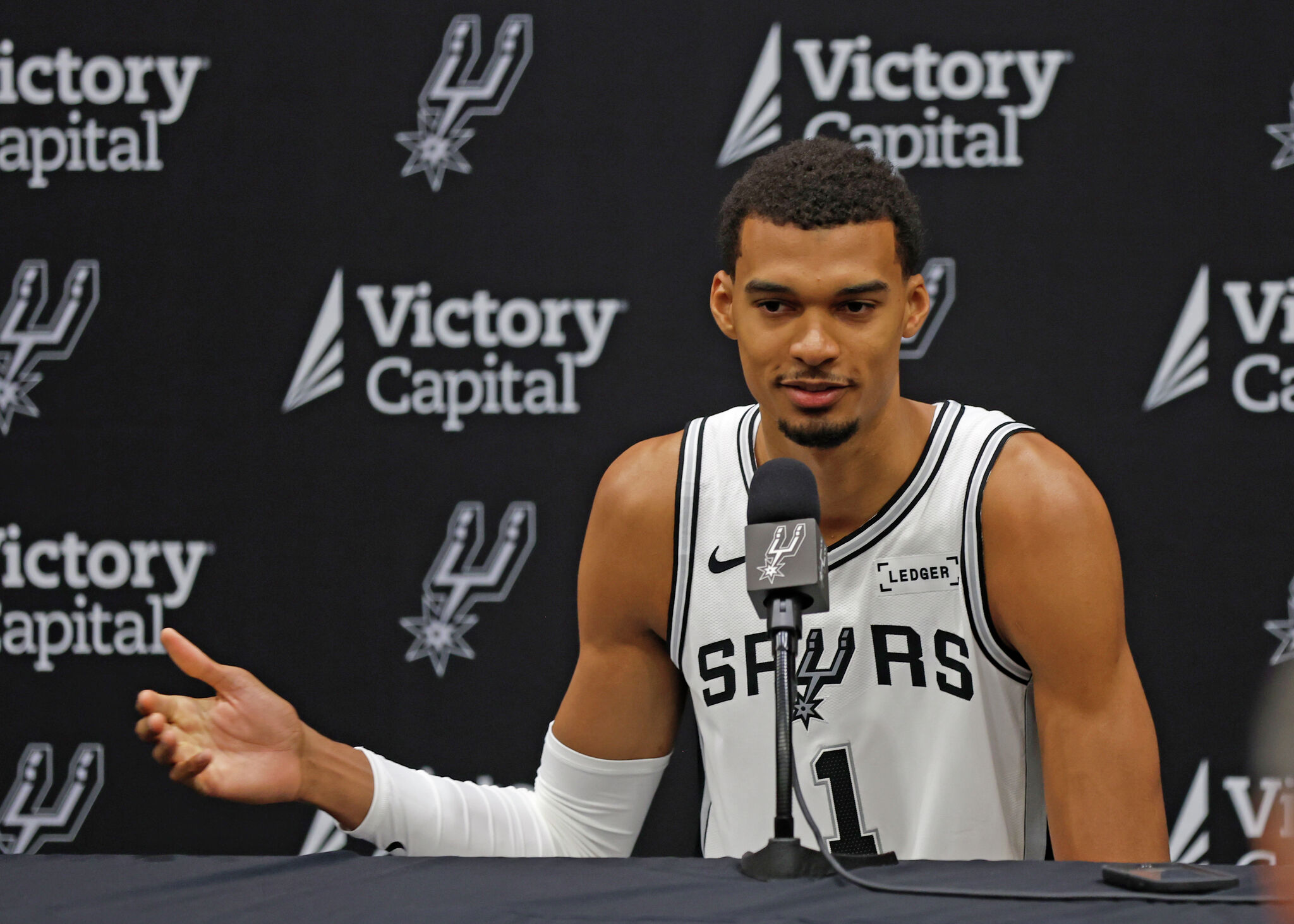 Wembanyama als erster Spieler der Spurs mit dem Magic Johnson Award ...