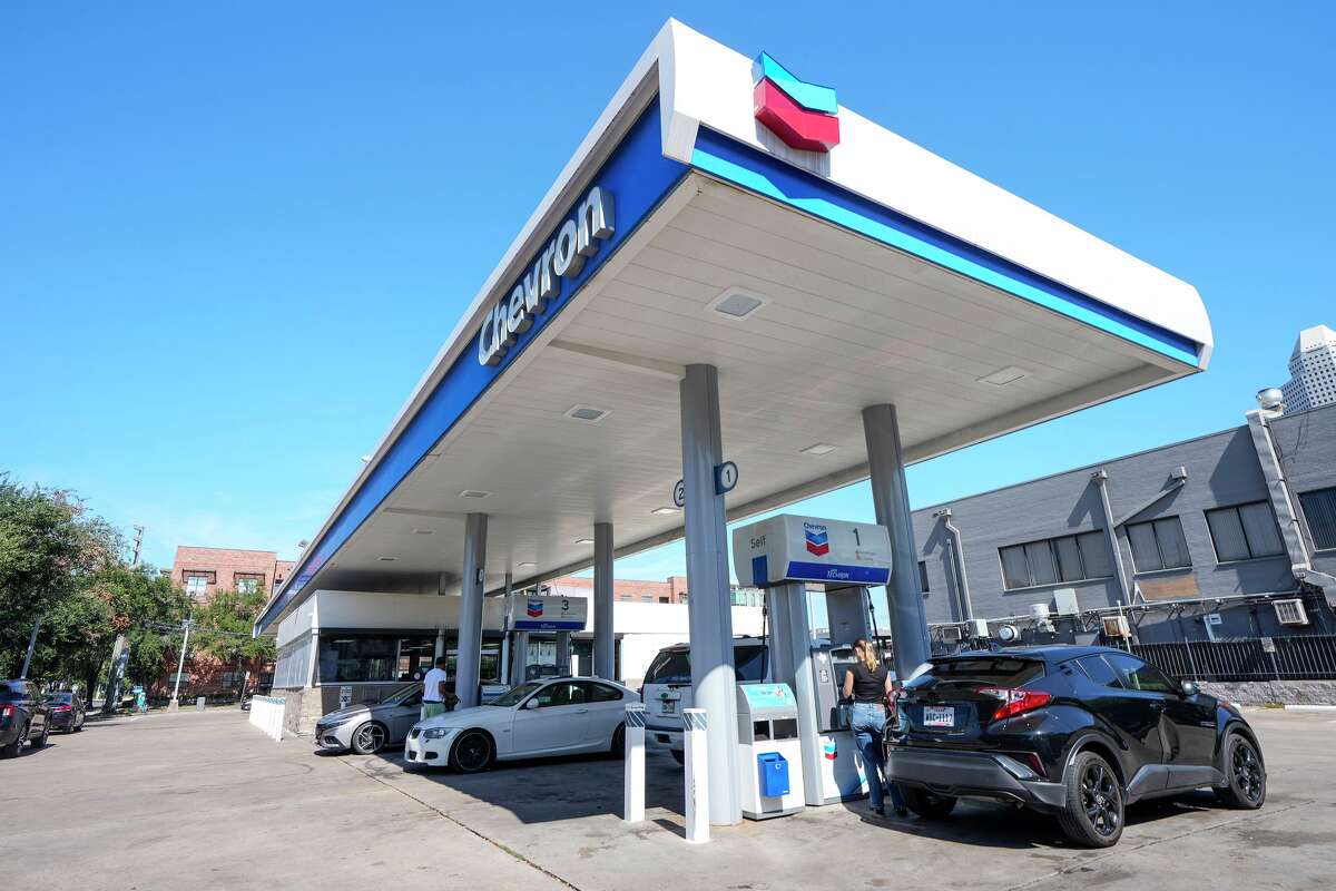 People fill up their tanks at a gas station at Hadley and Smith in the Midtown area of Houston, Monday, Sept. 29, 2025.