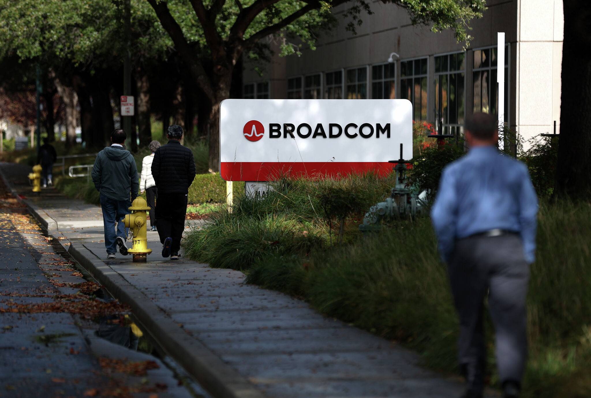 Bay Area tech giant dumps 13 buildings near Stanford in huge office deal