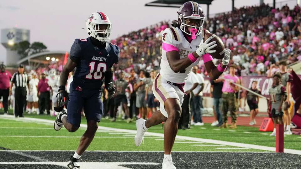 Summer Creek wide receiver Benny Easter Jr. catches a 21-yard touchdown pass in front of Atascocita cornerback Amare Banks during the first half of a District 23-6A high school football game in Humble, Friday, Oct. 3, 2025.