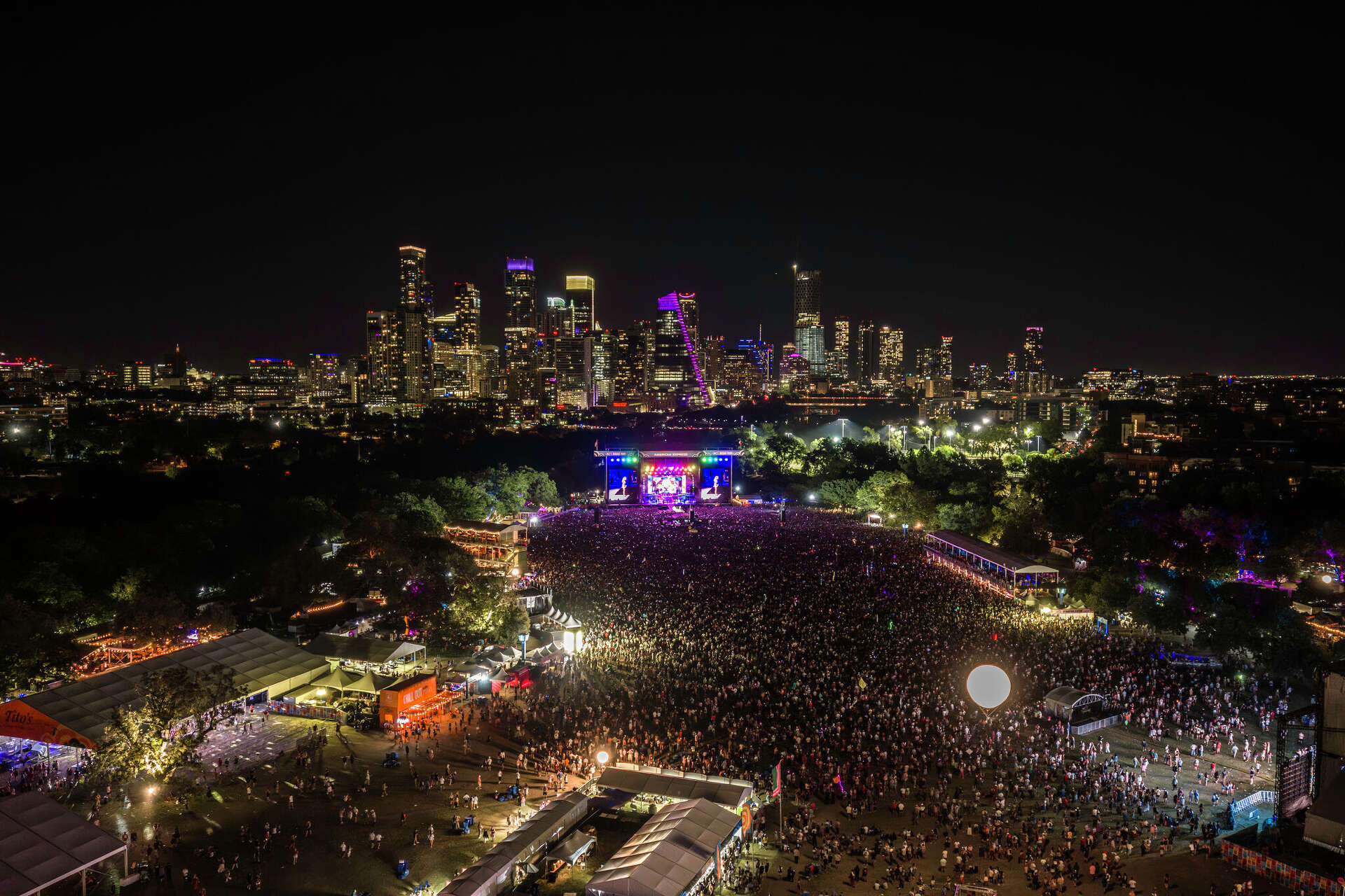 How big was Sabrina Carpenter's ACL Fest crowd? Photos of Zilker Park