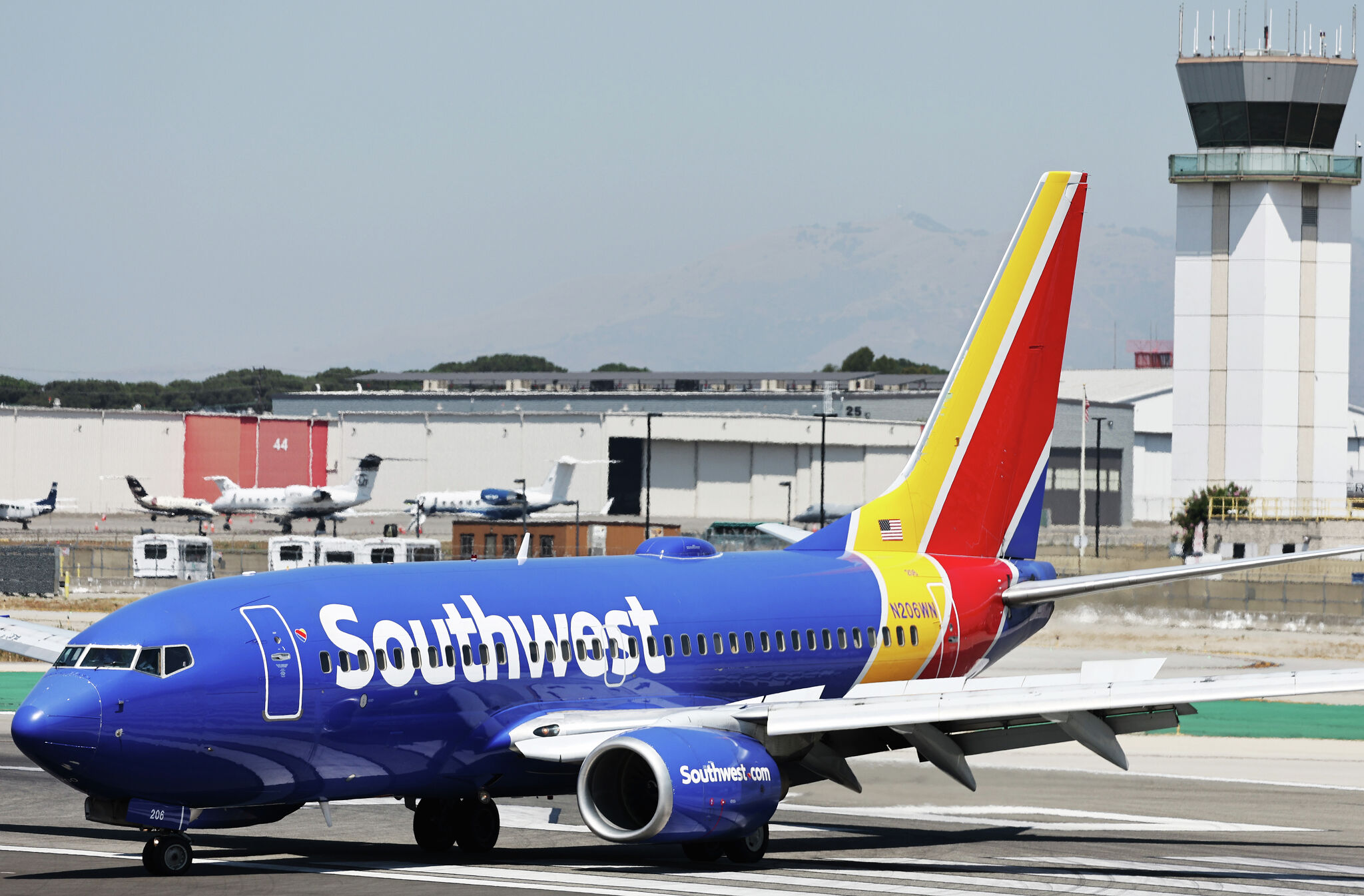 Calif. airport had no air traffic controllers for 6 hours amid shutdown