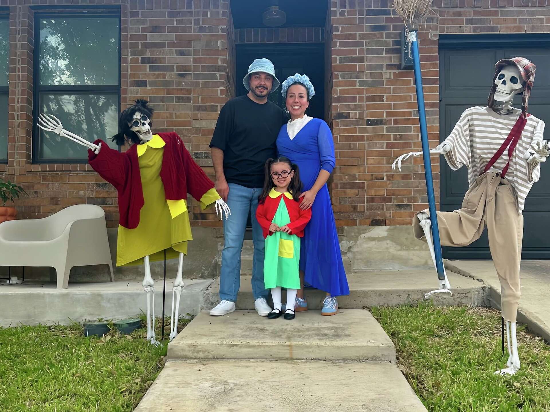 El Chavo del Ocho' decor lights up Laredo for Halloween, image size:1920x1440