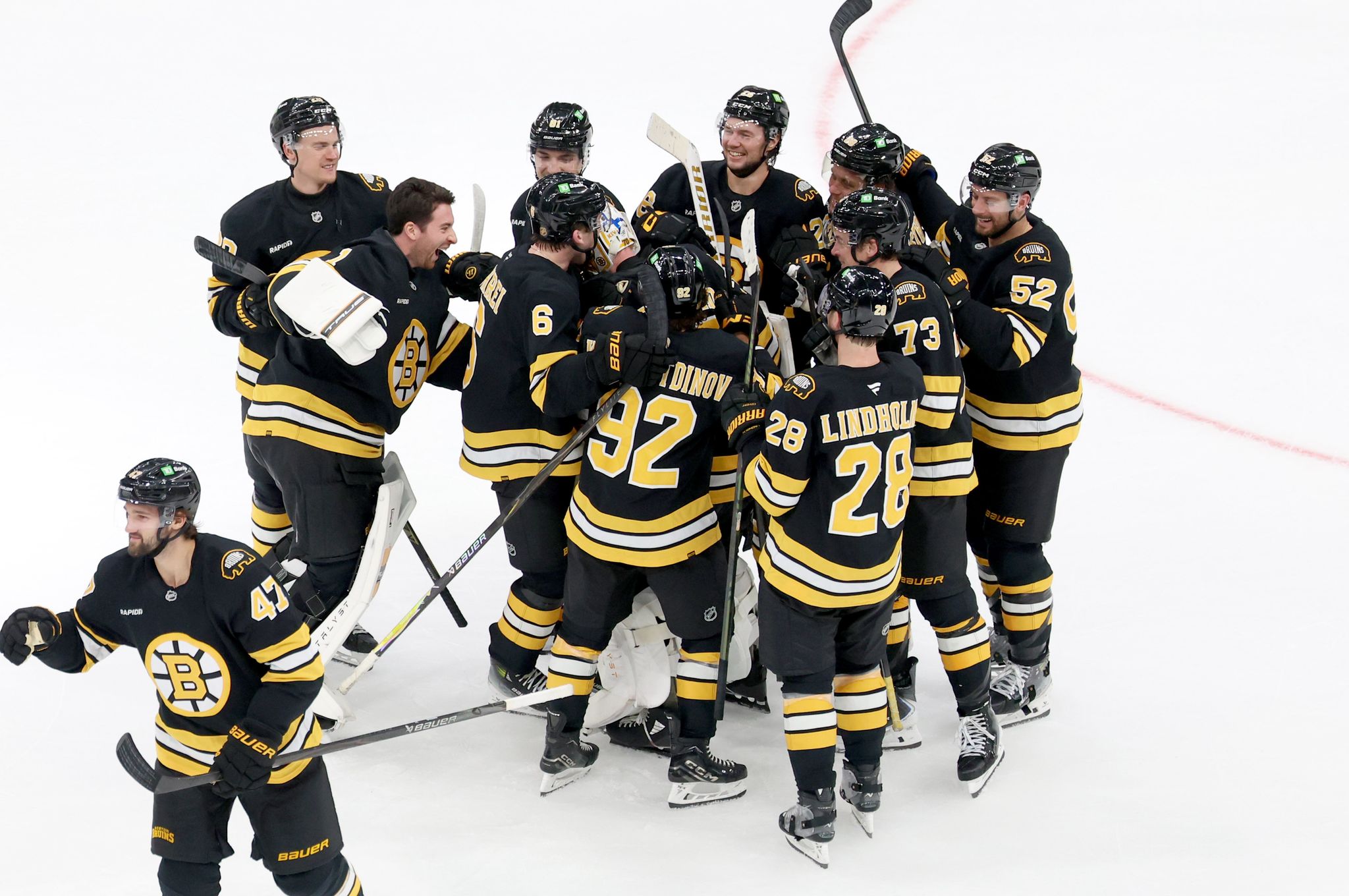 Fraser Minten scores in overtime to lift the Bruins past the Blackhawks