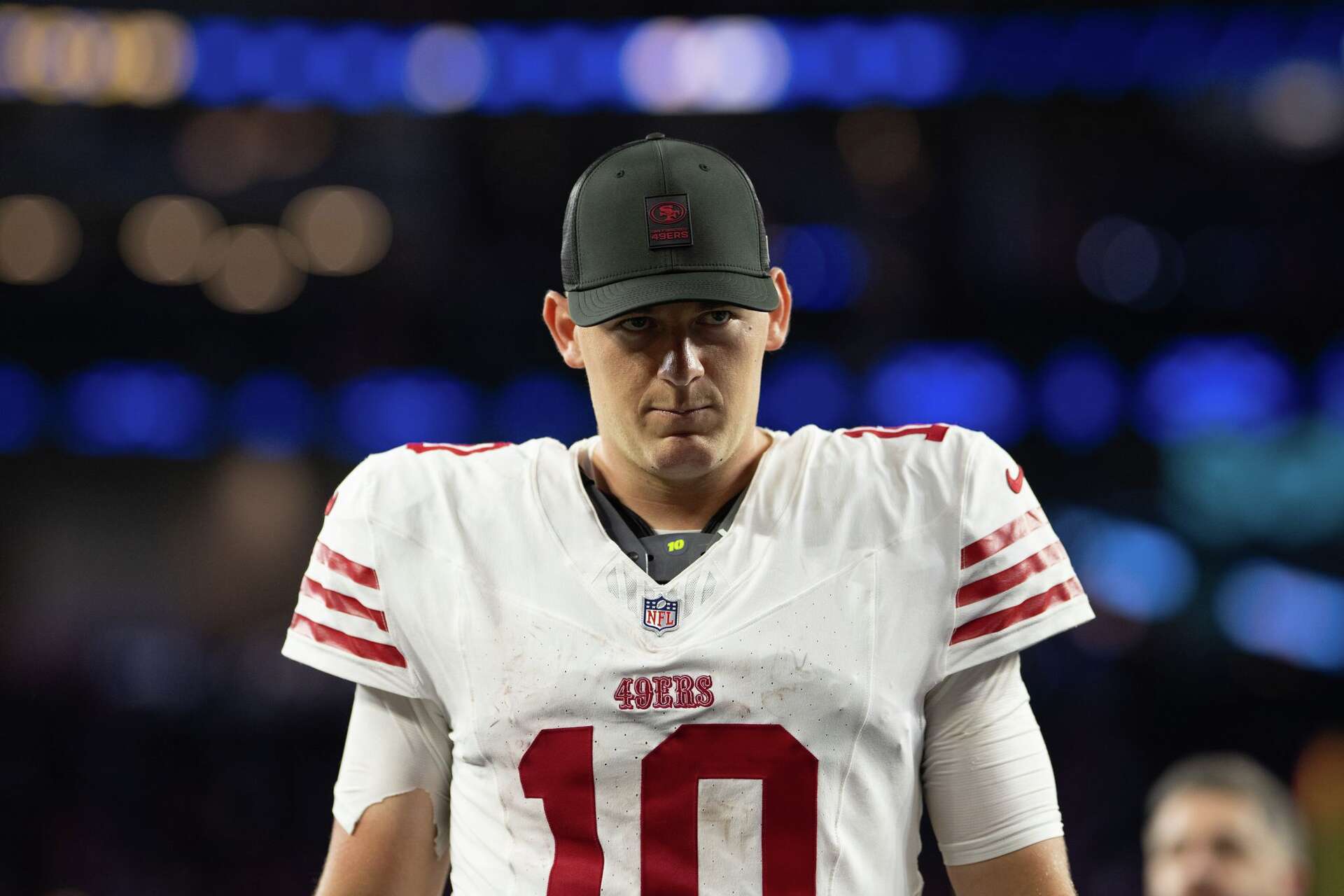 49ERS NEWS: “TELL THE RAMS WE’RE NOT COMING TO SHAKE HANDS.” — 49ers quarterback Mac Jones just issued a brutal warning to the Rams ahead of Week 10. The rookie quarterback didn’t just defy the Rams — he declared war on the entire NFL, leaving fans excited