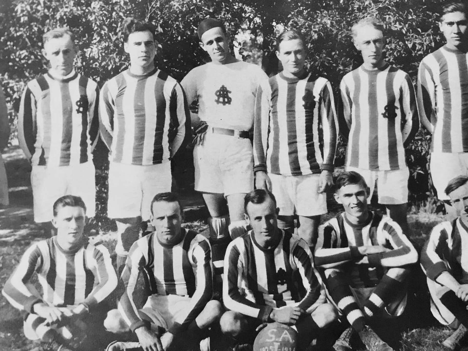 A Pictorial History of SOCCER(サッカー写真史)希少 Immigrants, soldiers helped bring soccer to San Antonio in '20s