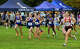 Les coureurs prennent le parcours dans la division Varsity Girls Large de 5 000 mètres lors de la 42e rencontre de cross-country sur invitation de Wickham le samedi 11 octobre 2025 à Wickham Park à Manchester.