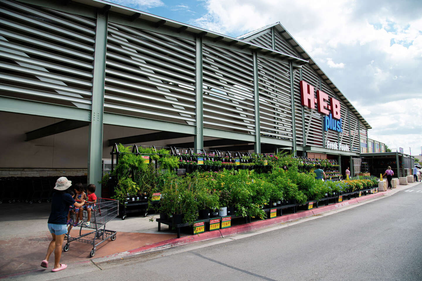 Heb H-E-B surges past major supermarket rival in new national ranking