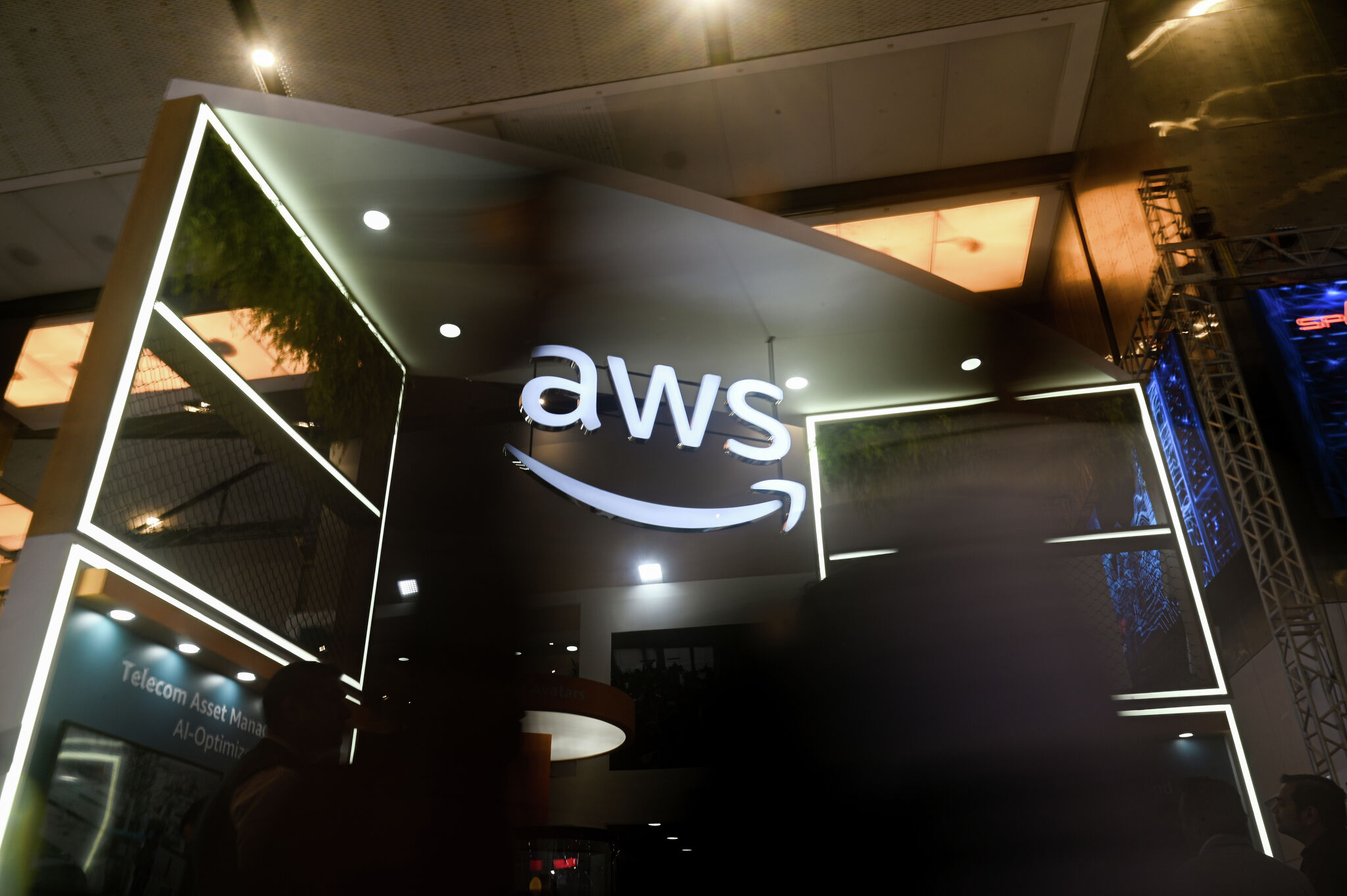 Amazon web services outage triggers temporary internet disruptions worldwide