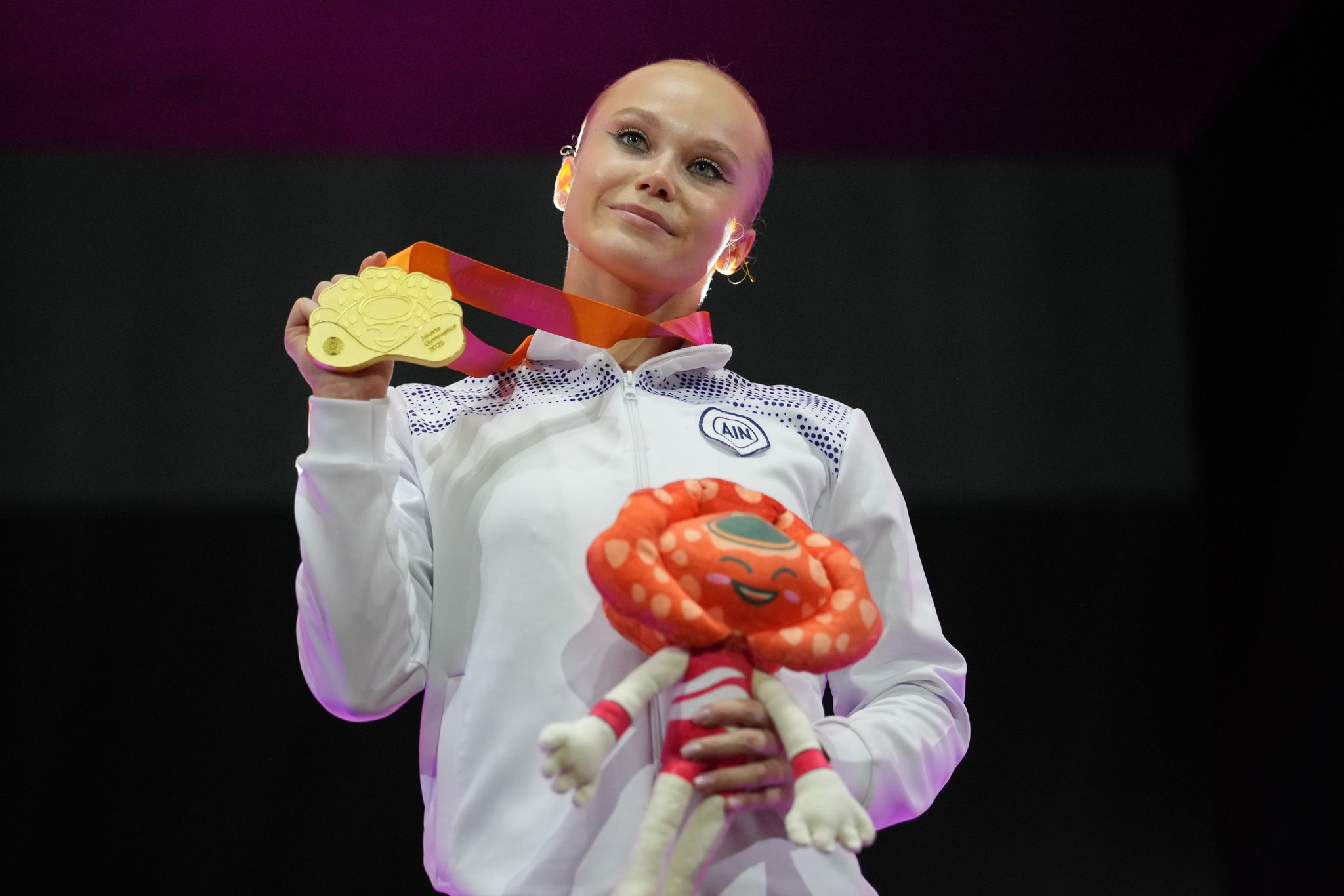 Angelina Melnikova caps return by edging Leanne Wong for gold at the