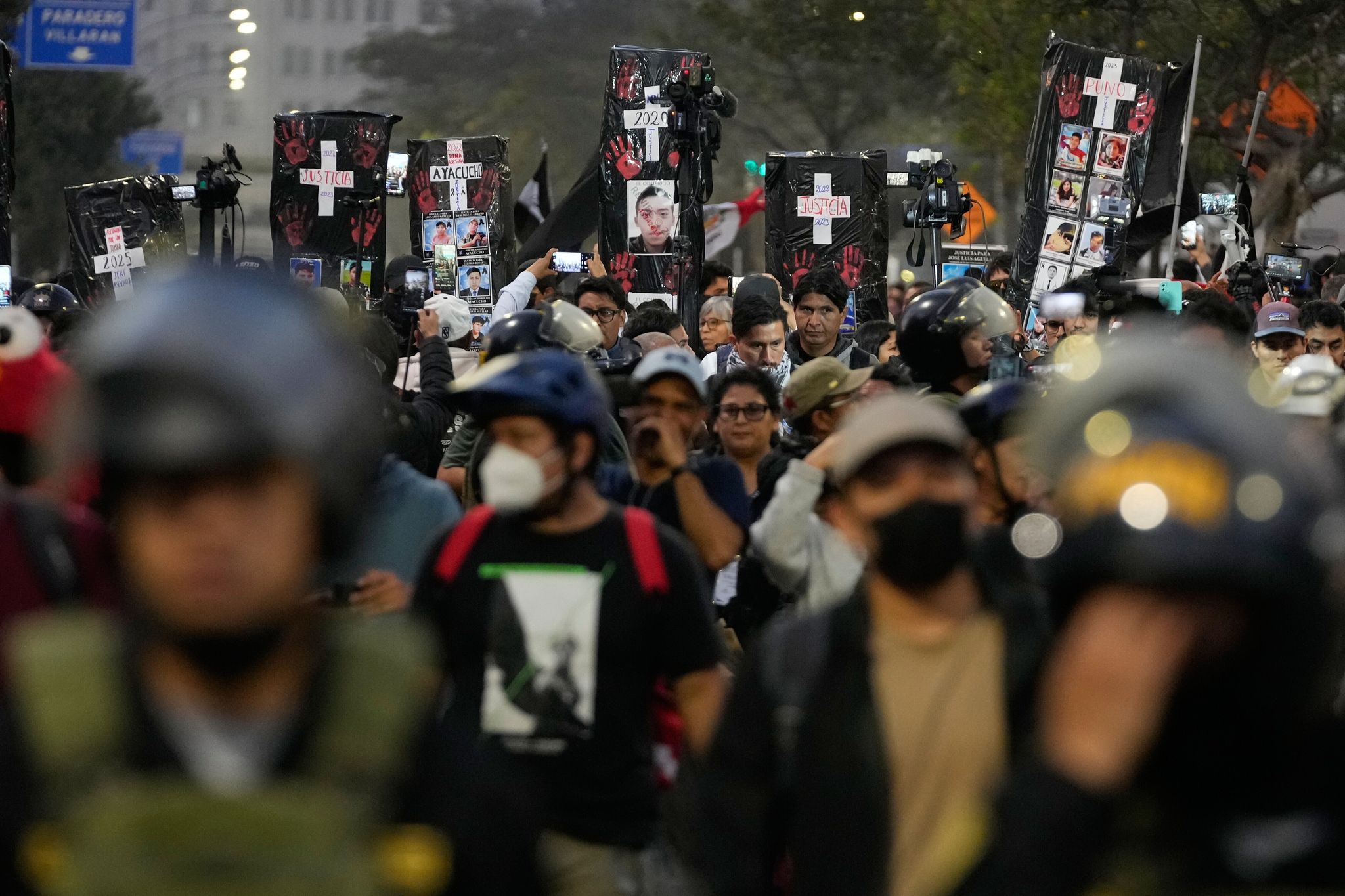 Cientos de jóvenes salen a las calles de Perú para exigir justicia por ...