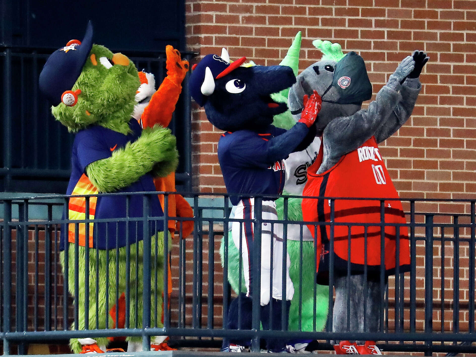Astros, Texans, Rockets mascots lead Houston Thanksgiving parade