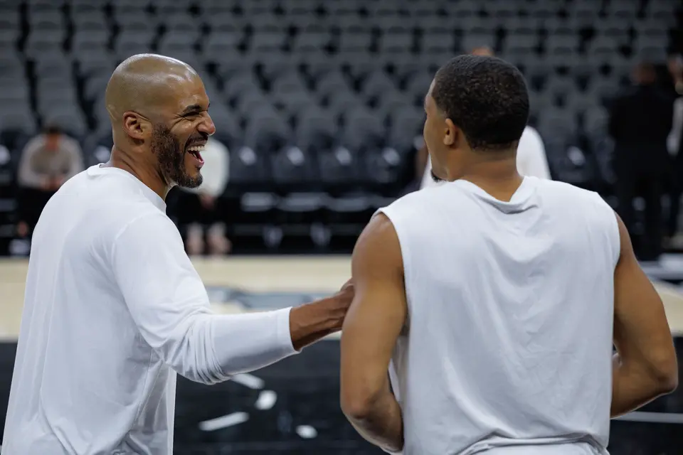 San Antonio Spurs assistant coach Corliss Williamson, left, jokes with Keldon Johnson as they work out together at Frost Bank Center in San Antonio, Thursday, Oct. 30, 2025, before a home game against the Miami Heat.
