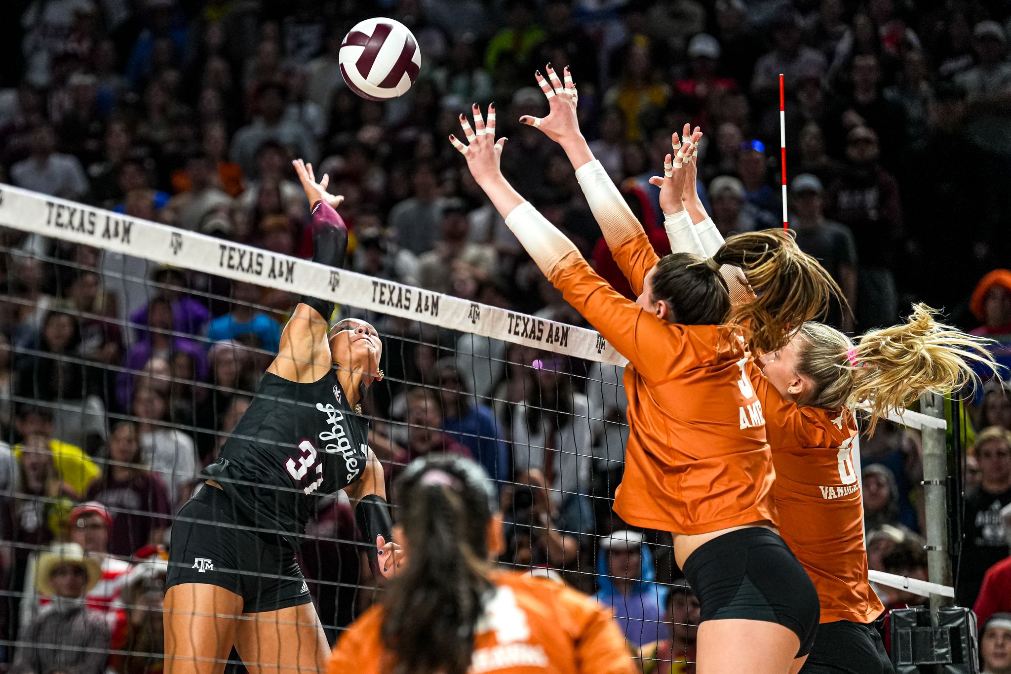 Image for Live updates: No. 2 Texas volleyball tries to hand No. 3 Kentucky first SEC loss