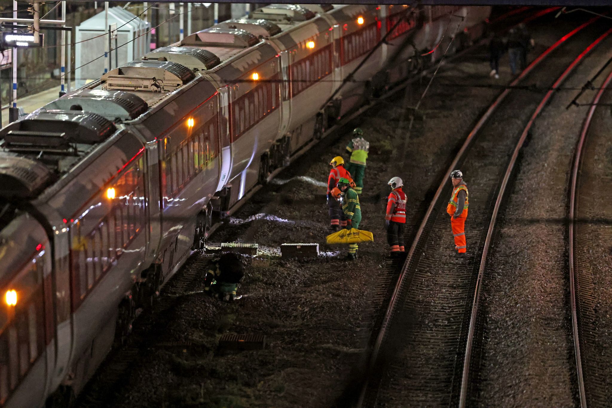 UK police launches an investigation after mass train stabb!ng that left 10 people injured