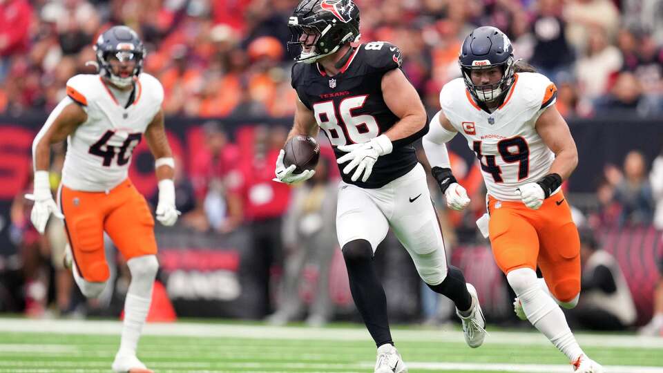Houston Texans tight end Dalton Schultz (86) catches a 47-yard pass from Houston Texans quarterback C.J. Stroud during the first half of an NFL football game at NRG Stadium in Houston, Sunday, Nov. 2, 2025.