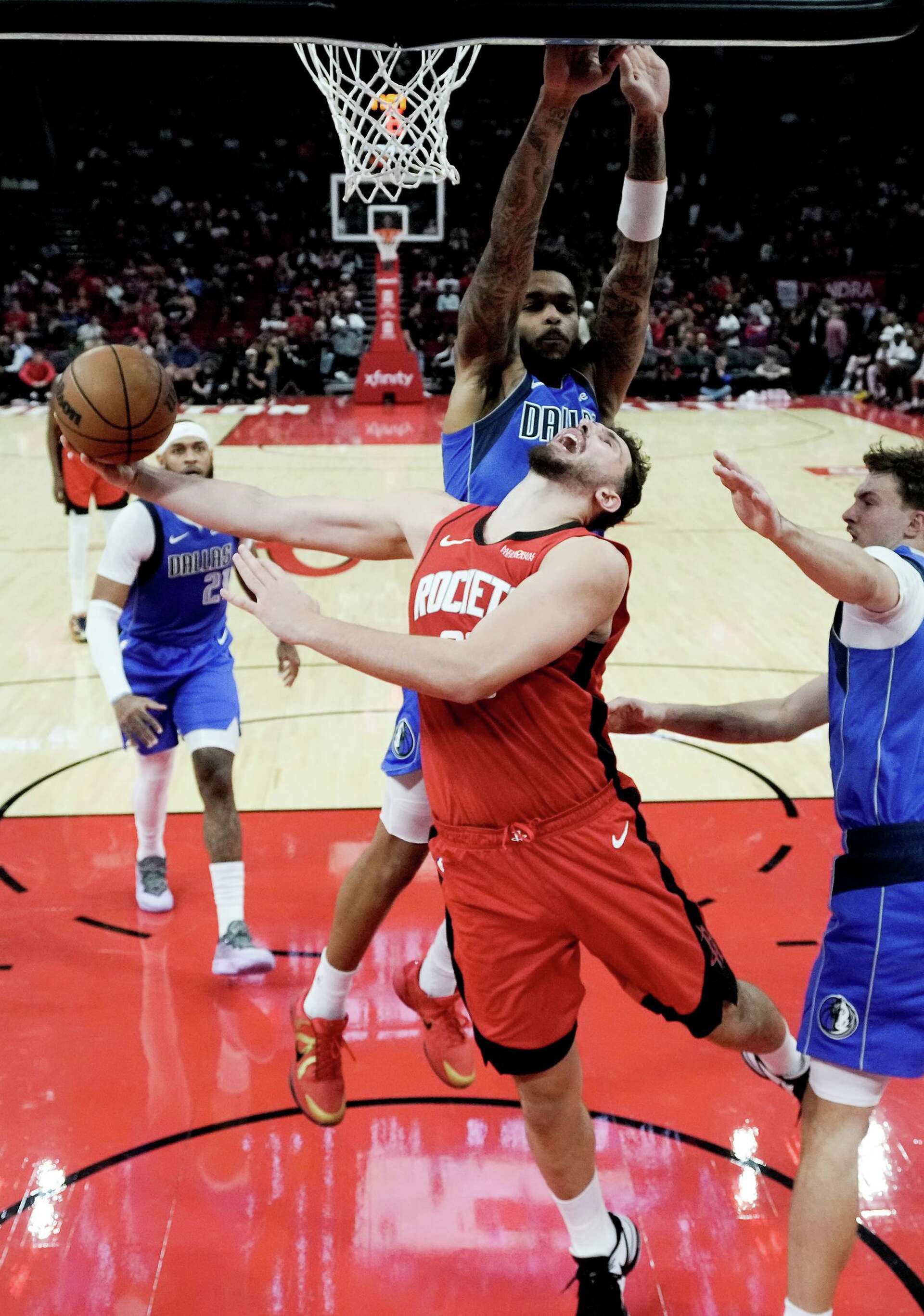 Houston Rockets top Dallas Mavericks to win fourth straight game