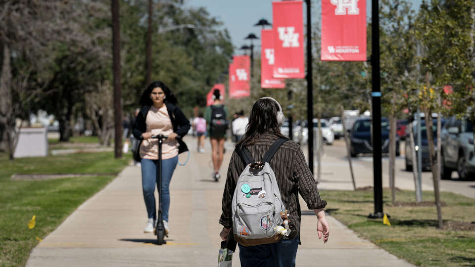 Estudiantes caminan por el Boulevard Cullen, en el campus de la Universidad de Houston (UH) en foto de archivo del martes 25 de febrero de 2025.