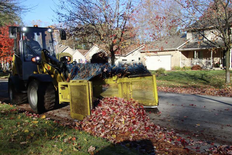 Midland's fall curbside leaf pickup begins