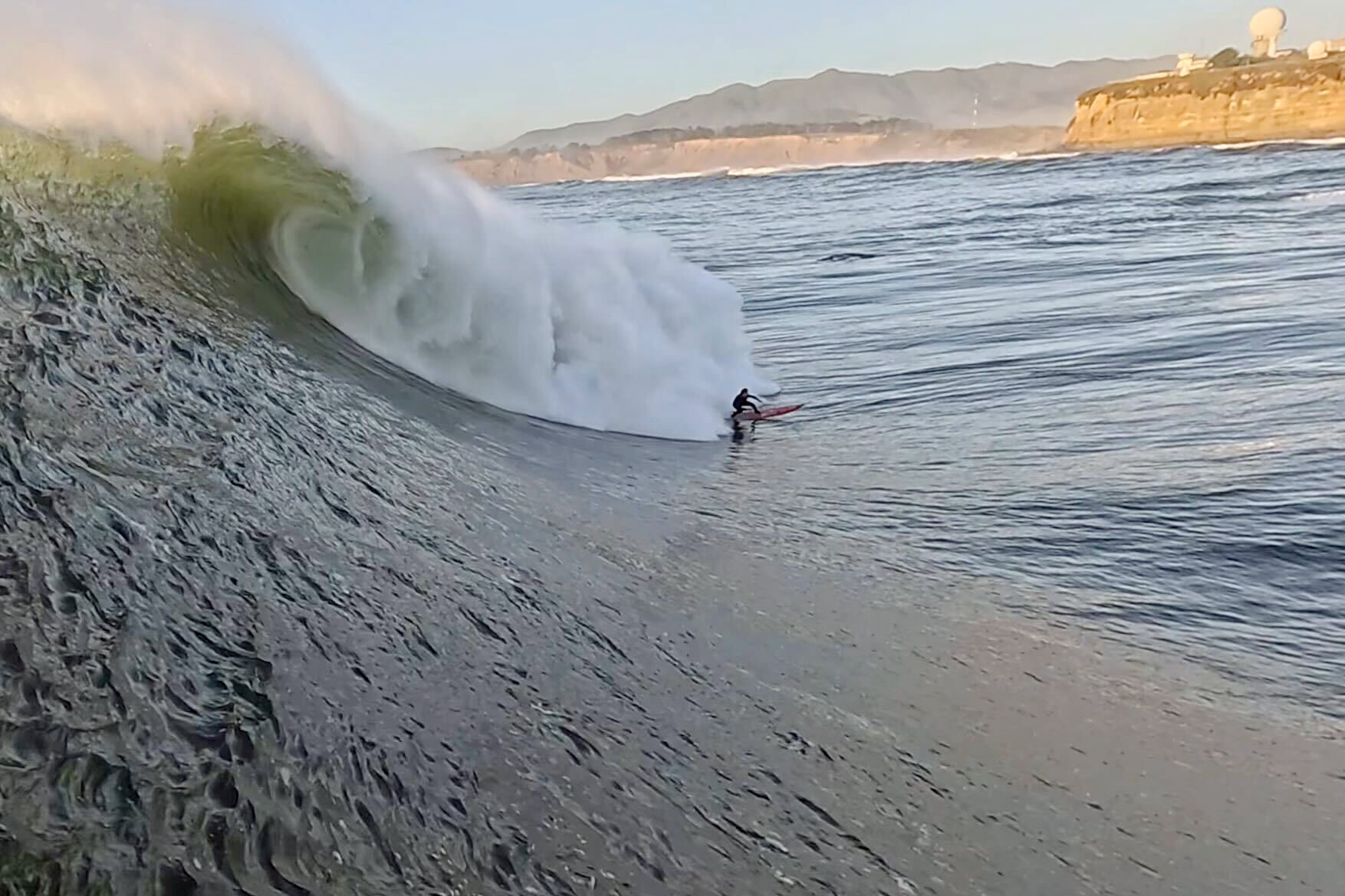 12 Meter hohe Wellen trafen Mavericks am ersten großen Tag der Surfsaison