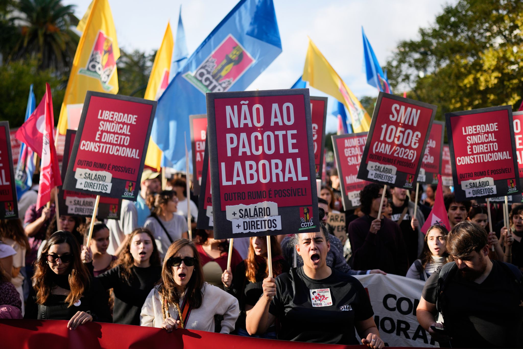 Decenas de miles protestan en Portugal contra reforma laboral