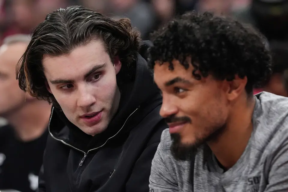 Chicago Bulls guard Josh Giddey, left, talks to guard Tre Jones, right, during the first half of an NBA basketball game against the San Antonio Spurs in Chicago, Monday, Nov. 10, 2025. (AP Photo/Nam Y. Huh)
