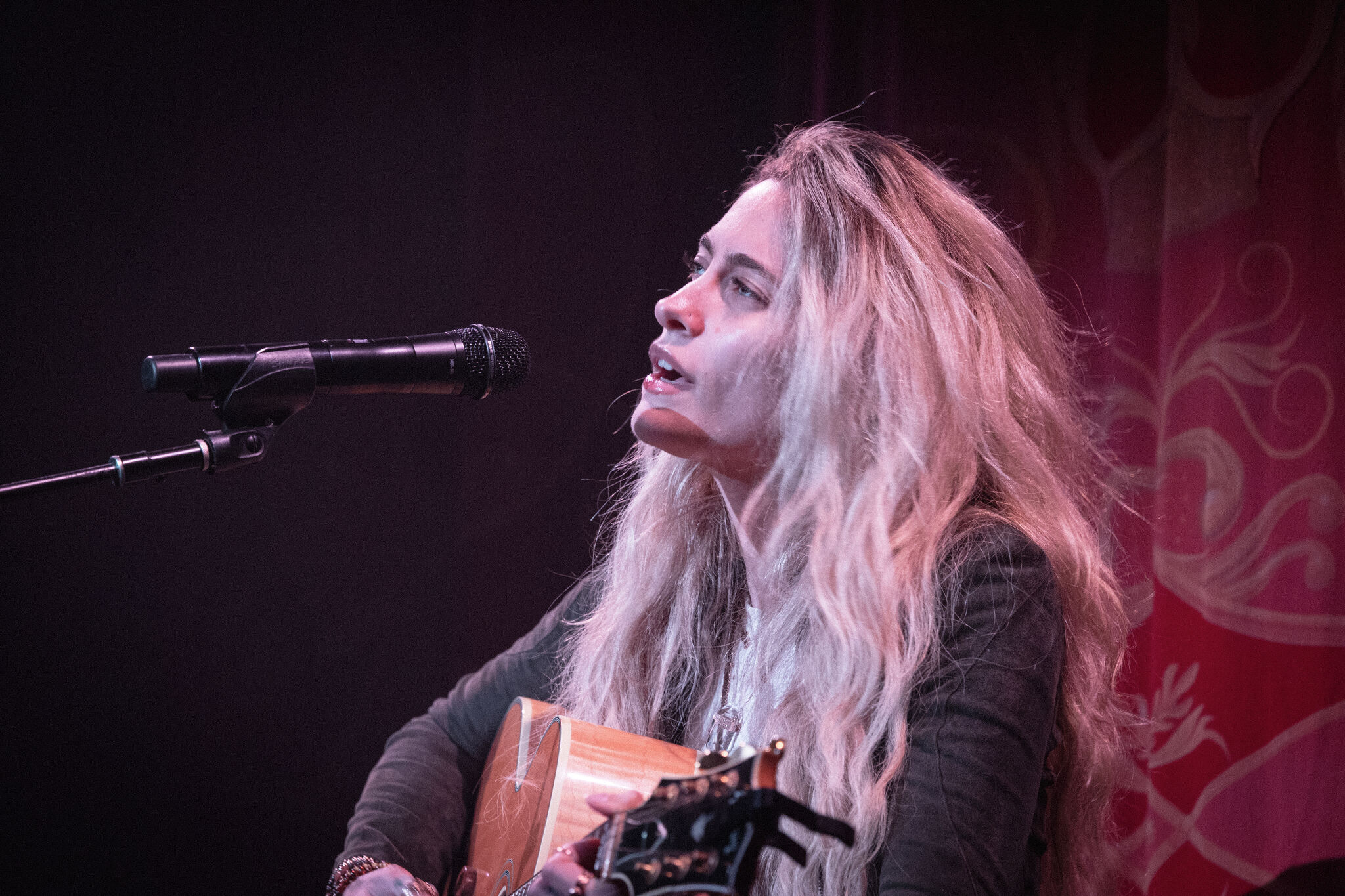 Paris Jackson verblüfft das Publikum in San Francisco beim Konzert von ...